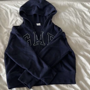 GAP Tröja - Säljer denna jätte snygga tröjan som är i storlek XXL (kids) Men passar mig som har storlek Xs-S 💕 