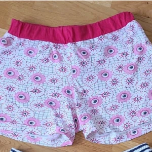 Pyjamasshorts - Pyjamasshorts, 20kr. De sägs vara storlek 48, men passar mig som har S. Kan fraktas men köparen står för frakten 💕