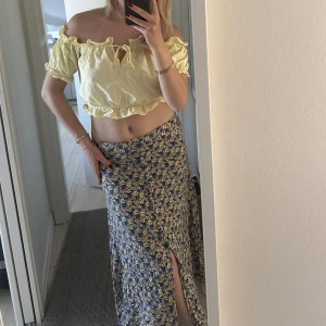 Kjol  - Säljer denna drömmiga kjol ifrån Zara. Storlek M, passar både S och m. 