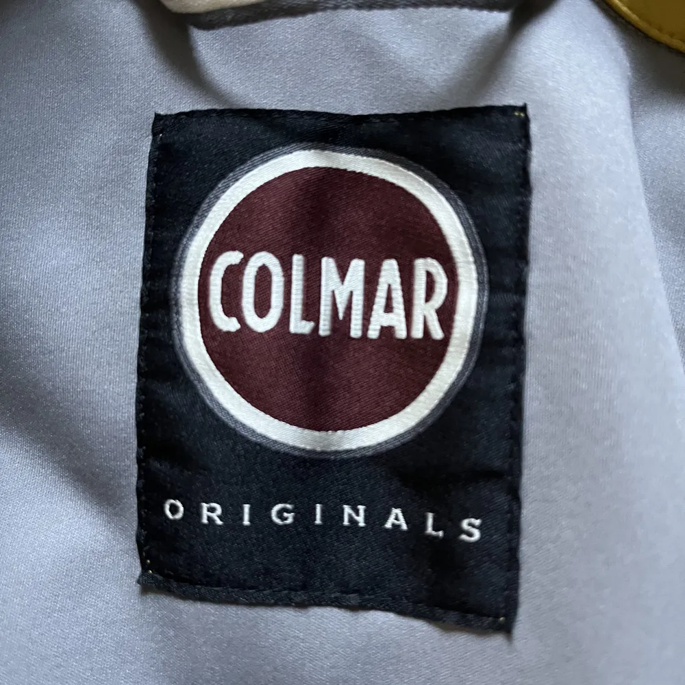 Helt oanvänd ny Colmar gul väst i stl M (50) med alla etiketter kvar. En klassisk och bekväm väst i minimalistisk design tillverkad i Softshell av polyesterblandning med vind- och vattenavvisande material. . Jackor.