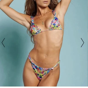 Bikini  - Jättefin bikini från nakd x Hanna schönberg som är slutsåld. Säljer pågrund av att den är lite liten på mig. Köparen står för frakt💕  