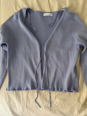 Cardigan  - Jätte fin blå cardigan, aldrig använd i jätte bra skick. Passar bra som m,l och xl. Frakt:66kr.🫶🏽