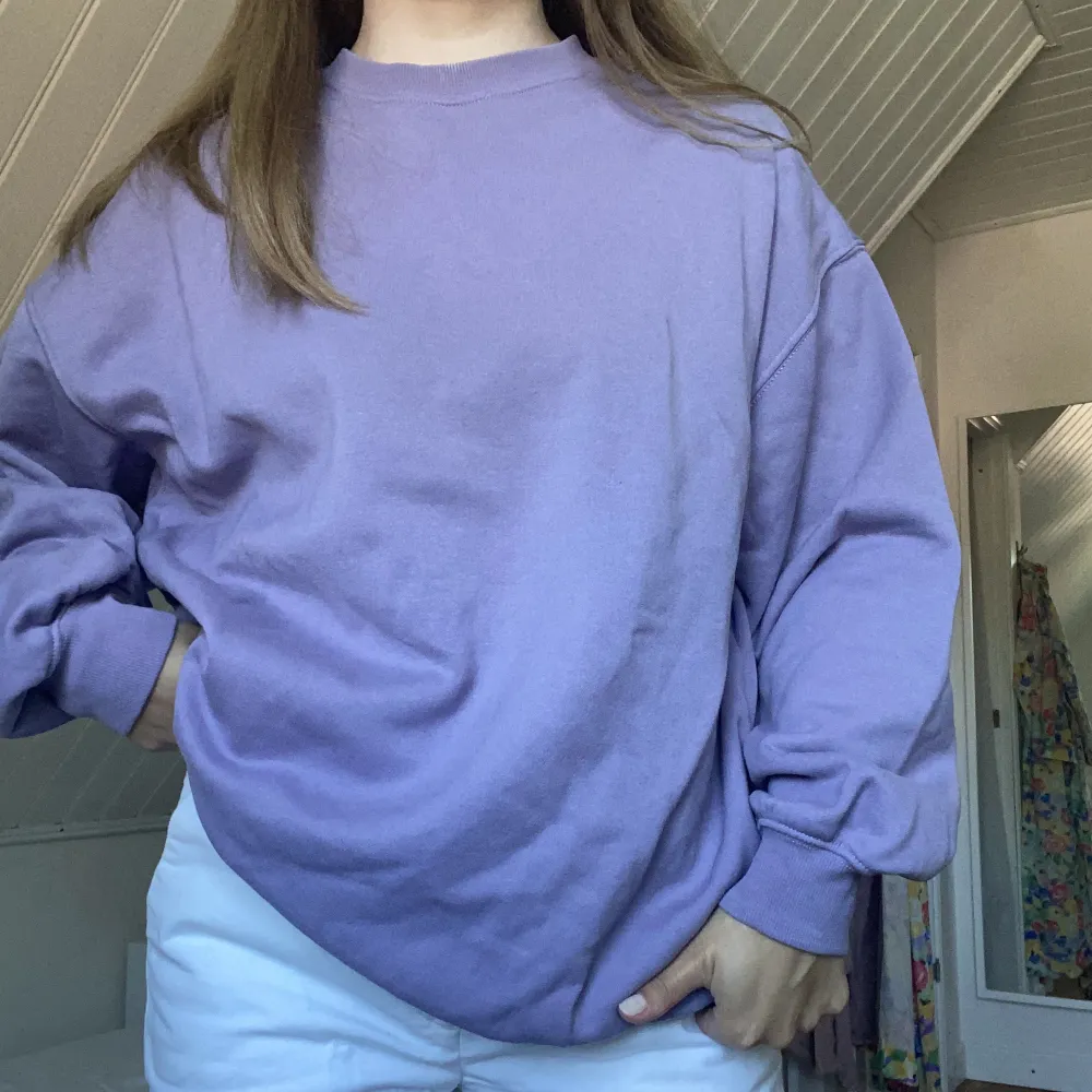 💜ljus lila crewneck/tjocktröja! Oversized i storlek, så passar en XS-L beroende på hur du vill ha passformen. Frakt tillkommer!. Tröjor & Koftor.