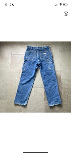 Carhartt Single Knee Pant -  Carhartt workpants som inte kommer till använding längre. Litet hål vid vänster smalben som man ser på sista bilden, men det märks inte, annars cond 10/10. 32/34, men skulle säga att längden mer är som 33, de funkar perfekt på mig som är 184. Nypris:1100