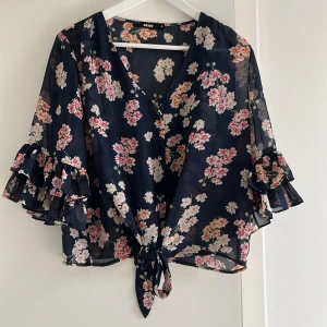 Sommarblus - Jättefin blus som tyvärr inte kommer till användning. Fin till sommaren! 🌸