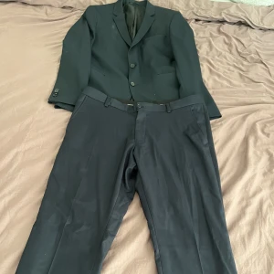 Säljer helkostym! Använd 1 gång  - Hej!  Säljer nu min bal kostym använd 1 gång och köptes för 2599 kr. Säljer de nu för 1300 kr, storlek 50 på både byxor och kavaj! 