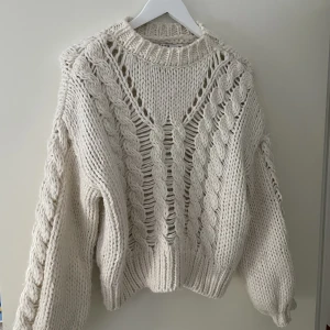 Stickad tröja - Vit stickad tröja från NA-KD i stlrk S/M. Säljer då den aldrig kommit till användning