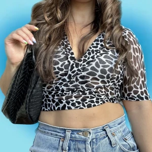 Knytbar blus i svart och vitt  - Knytbar blus i svart och vitt. Inköpt på humana men aldrig använt