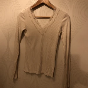 Tröja  - Så himla fin tröja men tyvärr har den blivit för liten för mig🌸 