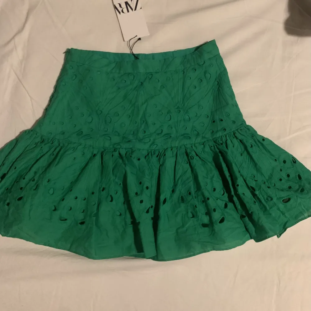Säljer denna jättefina gröna kjolen från zara då den inte passar.💗aldrig använd bara testad. Prislapp kvar💗skriv privat för mer info. Kjolar.