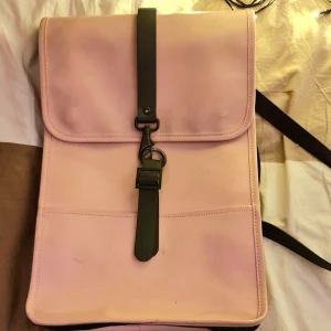 Rains Ryggsäck Rosa - Rains ryggsäck i pastelrosa, vanlig storlek.  Modern, vattentät, rymlig :)