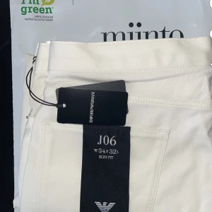 Armani jeans - Helt nya jeans, aldrig använd utan bara testad då den var för stor för mig och glömde lämna tillbaka varan i tid. Den är j*veligt fräsch och passar perfekt till fester eller ute kvällar.  Den är köpt för 1,500kr från miinto då den låg på rabatt och origin