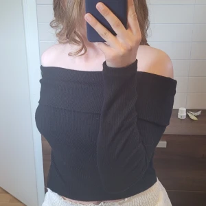 Off-shoulder tröja - Superfin off shoulder från Gina Tricot🥰. Använd enstaka gång, nyskick. Perfekt till sommaren💗. Använd "köp nu" för fri frakt. 