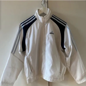 Vintage adidas kofta - Vintage adidasjacka/kofta köpt på plick för flera månader sen men endast använd 1-2 gånger. Hör av er vid frågor<33