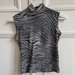 Mönstrad topp - Snygg topp som sitter tajt och som inte är genomskinlig. Tjockt tyg och stretchig.