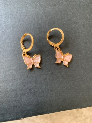 Örhängen  - Hej. Säljer dessa jätte fina örhängen. Hoppas du vill köpa💋💘