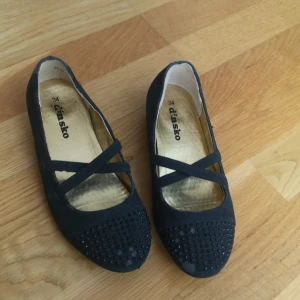 Barnsko - Små söta svarta och guldiga barn klackar med paljetter och glitter, men tyvärr så har några paljetter åkt av som man ser på bilden annars så är skorna i ett bra skick och har storleken 34. 