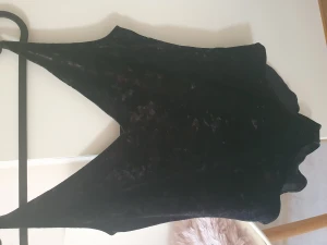 Velvet body - Body i velvet material med knäppe nedtill