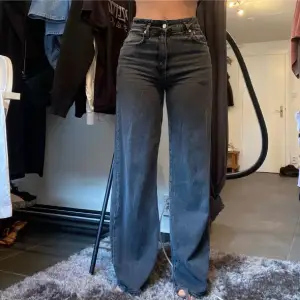 Svarta jeans från ginatricot Modellen säljs inte längre