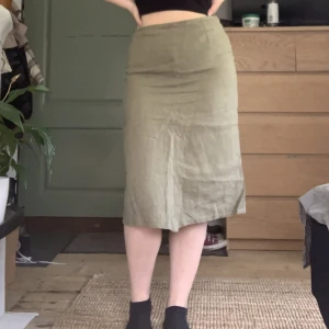 linne kjol - fin linnekjol som är typ sagefärgad, står inget märke eller storleken skulle uppskatta att det är M🙌🌷
