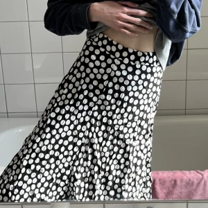 Prickig långkjol - Underbar långkjol, använd 1-2 gånger! (Längdreferens bild 3: jag är 168 cm).