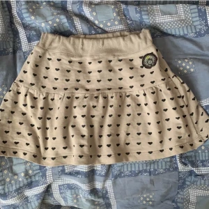 Grå kjol med hjärtan  - Kjol i storlek 140 men passar mig som är S, det är resår i midjan som kan sträckas till 90cm.   (OBS!! Har två lika annonser, denna har fri frakt💕)  