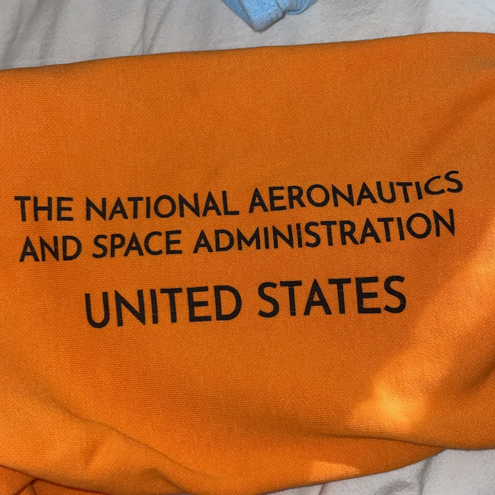 ⚠️Smutsig spegel⚠️ En orange NASA hoodie. Liten text finns på den vänstra armen. Använts ett par gånger men inga tecken på användning finns. Referens: jag bär vanligtvis M.. Hoodies.