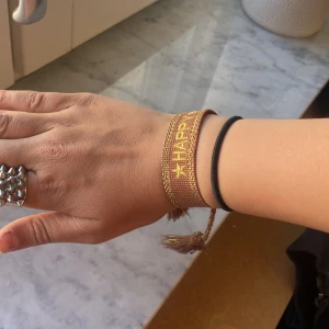 Gulligt ”happy armband” - Väldigt fint, ljusbrunt & guldigt armband. Använd ett fåtal ggr.🤎