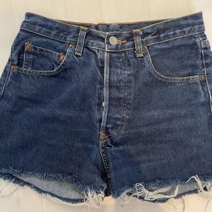 Jeans shorts från Levi’s  Det är lite sönder på ena sidan men annars i fint skick!