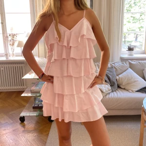 Superfin volangklänning🙌🏻❤️ - Såå snygg volangklänning😍 Storlek S