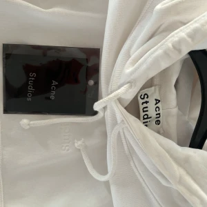 Acne hoodie - Super fin vit acne hoodie nu till sommaren. Säljer pga den inte passar. Aldrig använd så i nyskick. Ny pris 3500 kr