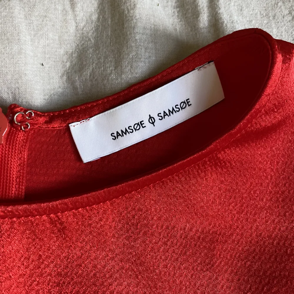 Röd satintopp med dragkedja i ryggen från Samsøe. T-shirts.