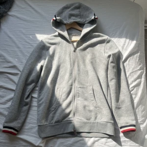 Moncler ziphoodie - En ziphoodie från Moncler i storlek L. Skulle passa M. Bra skick och inga fel eller konstigheter. Fraktar helst men kan eventuellt mötas upp.
