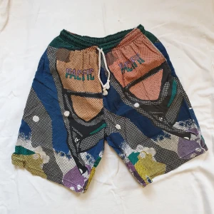 Retro badshorts - Badshorts från 80. Bomullsblandning. I bra skick, inga skador. Passar en xs-m dm för mått