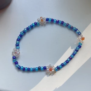 egengjort armband - Egengjort armband med pärlor.💓