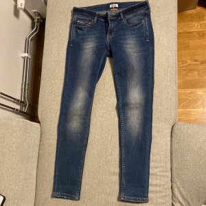 Jeans - Mörkblå skinny Tommy Hilfiger jeans i storleken 29/30 säljs för 200kr, nyskick. Grå raka jeans från Lindex i storleken 140 säljs för 50kr, använts mycket fortfarande som nya. Två par ljusblå vida jeans från Lindex i storlekarna 152 och 146, 80kr styck.
