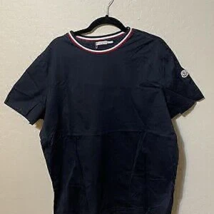 Moncler t-shirt - Säljer nu min Moncler t-shirt vid intresse skric gärna