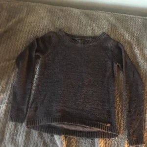 Virkad tröja - Tröjan är i väldigt bra skick. Säljs för ingen användning längre. Marinblå jättefin, storlek xs