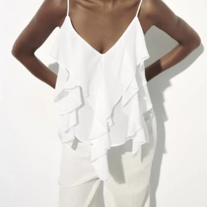 Topp - Säljer denna vita sommartoppen från zara, hör av er vid intresse. nypris: 329kr