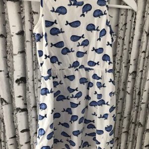  En gullig liten klänning -  En vit gullig liten klänning med små valar på storlek 122/128   