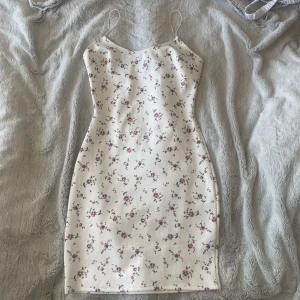 Klänning  - En superfin blommig klänning som aldrig användts:) superfin nu till sommaren<3 Nypris: 299 kr 
