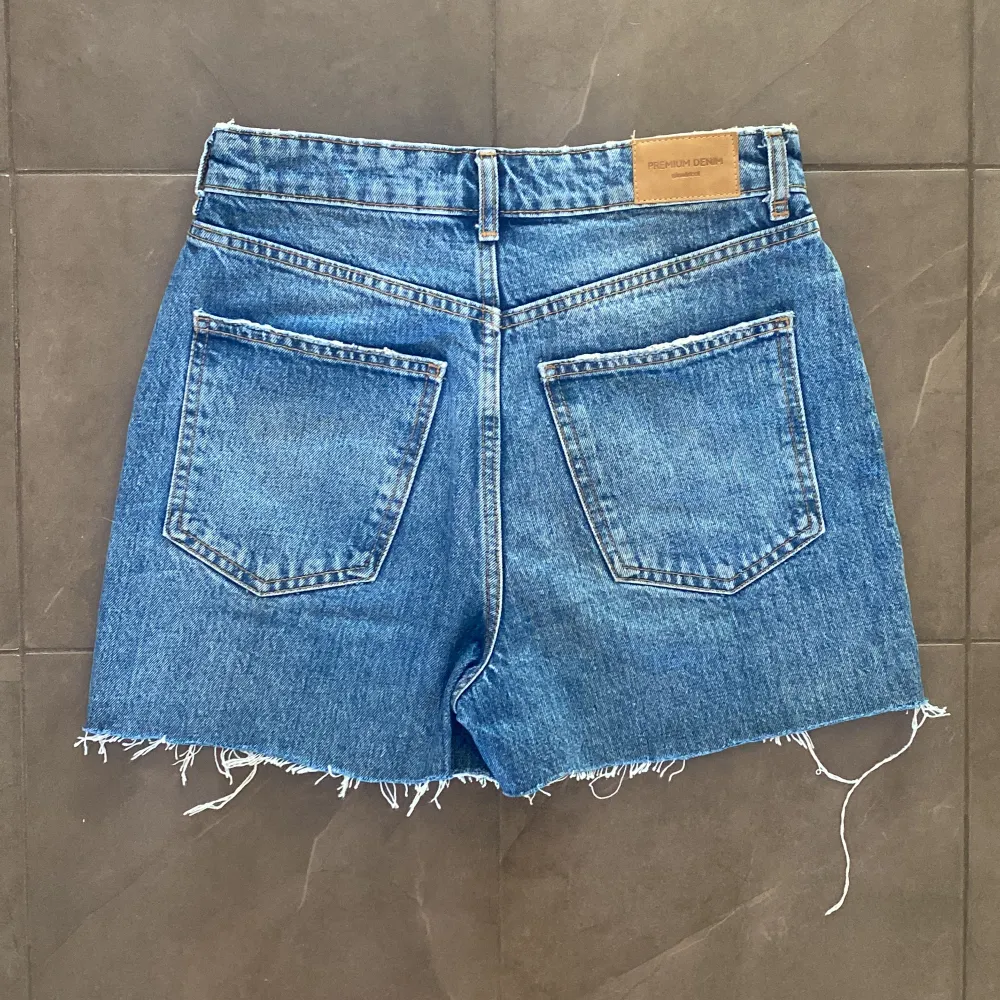 Avklippta jeans! Färgen är lite mörkare än den ser ut att vara på bilderna:). Shorts.