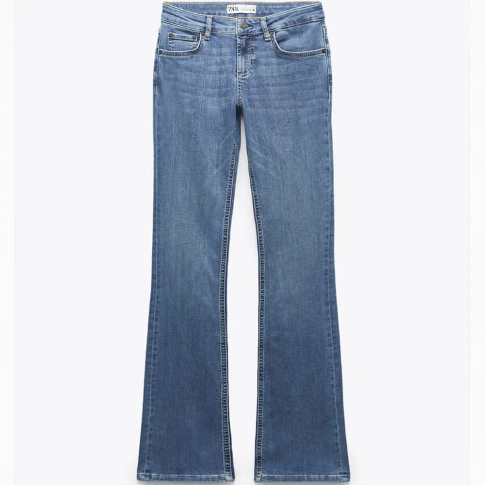 Säljer mina jättefina lågmidjade jeans från zara, knappt använda, inga difekter och är i jättebra skick❤️ säljer för 249kr nypris 399kr💗💕. Jeans & Byxor.