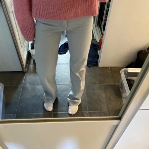 Zara jeans - Jättecoola ljusgröna highwaist jeans, väldigt bra skick. Säljer pga för små! Storlek 34 men skulle även passa 36, går ner på marken om man är 175! Kontakta för mer info/bilder💕💕