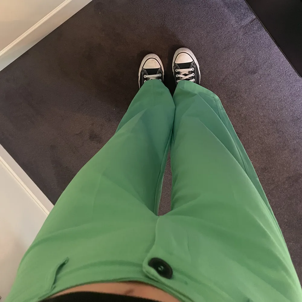 Ett par coola gröna kostymbyxor. Endast använda en gång så dem är så gott som nya!! . Jeans & Byxor.