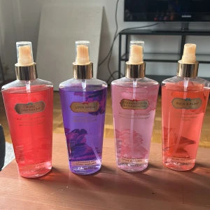 Victoria secret Mist - Victoria Secret fragrance Mist. I dofterna Pure Daydream, Love Spell, Strawberry & Champagne samt Such a flirt. Använt fåtal gånger. Inköpta för ca 150kr st!! Säljer endast alla 4 tillsammans för 200kr!