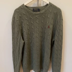 Polo Ralph Lauren stickad tröja - 10/10 skick stickad Ralph Lauren tröja. Knappt använd då den aldrig passade mig när jag fick den i present. Normal passform