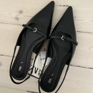 Ballerinaskor zara  - Ballerinaskor från Zara med spetsig tå! Helt nya med prislapp kvar. Nypris 559kr
