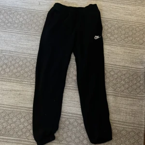 Nike byxor - Svarta Nike mjukisbyxor. Pris kan diskuteras 