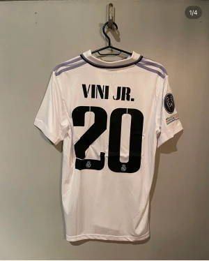 Real Madrid hemma tröja  - Vini jr 20 rikligt din tröja använd ett par gånger, den har inga skador ele liknade 